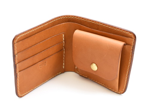 職人手作皮革經典掀蓋扣式雙折短夾，淺棕色皮革，內含多個卡槽與零錢袋，精緻縫線，復古風格。