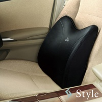 黑色網布材質的 Drive S 車用靠腰椅，形狀符合人體工學，放置於汽車座椅上，椅墊為米色織布材質，下方可見汽車內飾的木紋面板。