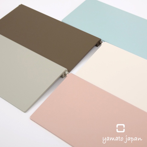 五種顏色的 SLIM DUST 掀蓋式小容量垃圾桶樣品，包括淺藍、米白、淡粉、淺灰和咖啡棕色。