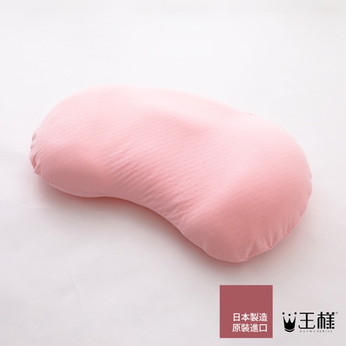 粉紅色女人の美容舒肩枕專屬枕套，枕套表面有細緻的格紋織紋，呈現柔軟的布料質感，枕頭呈現獨特的弧形設計。