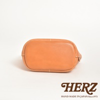 一個棕褐色皮革製成的手提午餐袋，底部呈現圓潤的弧度，並有明顯的縫線裝飾。