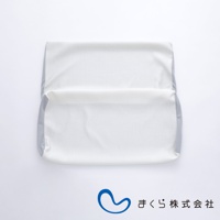 白色網格紋理的半身枕專屬枕套，兩側有淺灰色邊緣，材質觸感柔軟。