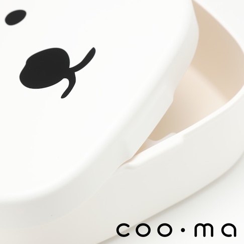 白色易開蓋便當盒，盒蓋上印有可愛的黑色動物臉部圖案，材質應為塑膠。