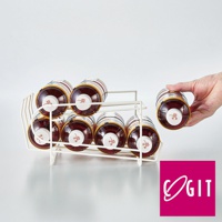 白色金屬製成的滾動式寶特瓶收納架，可容納七瓶紅色液體寶特瓶，其中一瓶正由手取出。