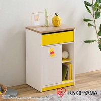 迪士尼系列木質五格桌邊收納櫃，白色櫃體搭配木紋檯面與黃色抽屜，左側門板有小熊維尼圖案，右側開放式層架擺放書籍與時鐘，底部及檯面有黃色裝飾。