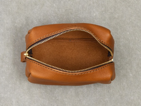 職人手作皮革Organ拉鍊收納包，M尺寸，採用光滑棕色皮革製作，配有金色拉鍊和皮革拉袢，包身結構飽滿，內部空間可見。