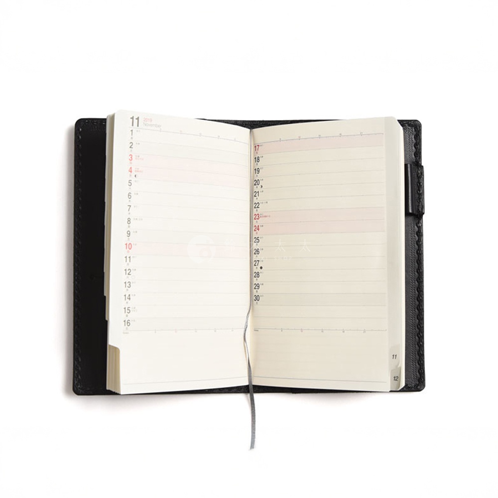 黑色皮革製成的輕便記事本書套，內頁為月曆格式，顯示十一月份的日期與時間欄位，書套旁有筆夾設計。