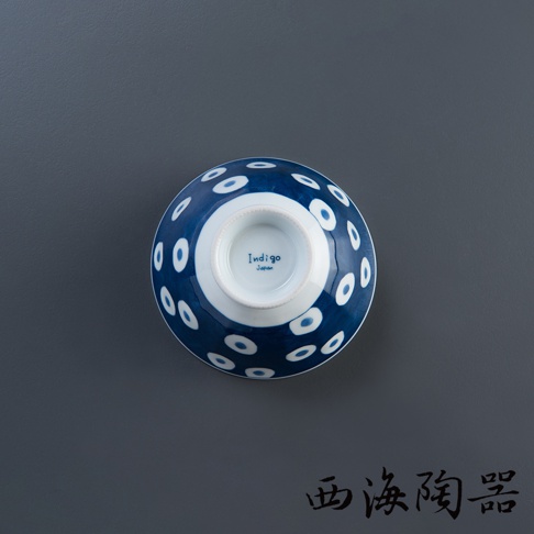 波佐見燒藍丸紋五件式輕量飯碗，底部為白色，碗身外側有藍底白丸紋裝飾，碗底中心有「Indigo Japan」字樣。