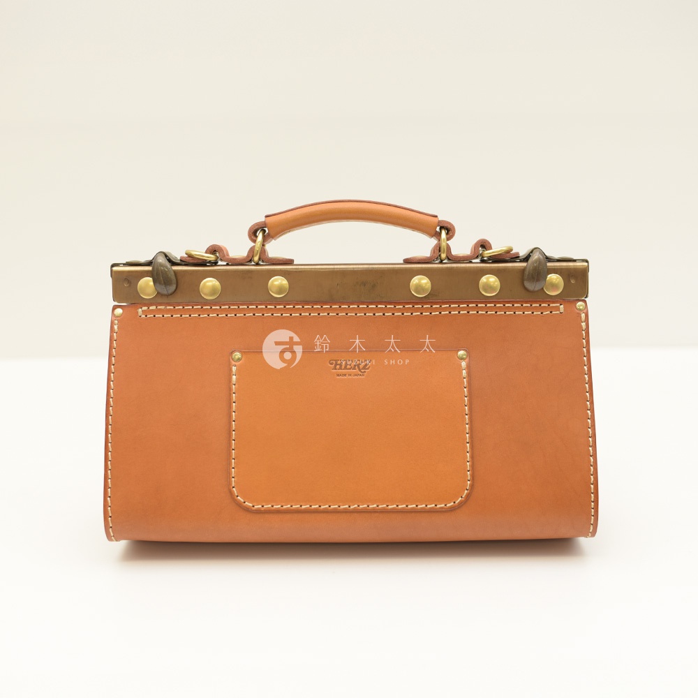 棕色皮革復古口金兩用手提包，帶有金屬扣環和提把，正面有一個較大的皮質貼袋，邊緣有縫線裝飾。