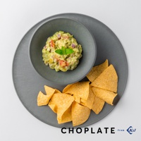 CHOPLATE BOWL沙拉碗，灰色圓形碗內盛有酪梨醬，碗旁有玉米脆片。