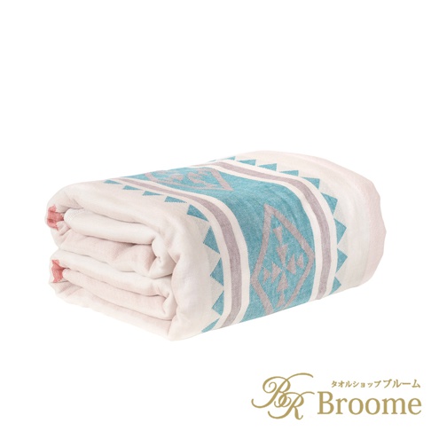 一條對折的單人親膚毯，以白色為底，織有藍綠色、粉色和灰色的菱紋幾何圖案。