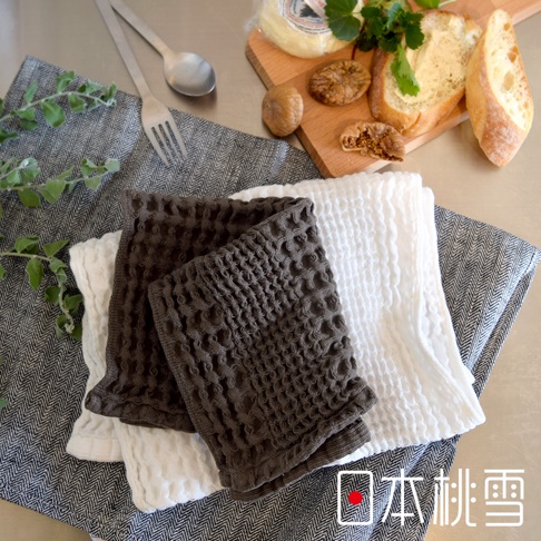 今治鬆餅毛巾，包含深棕色和白色兩款，皆為蜂巢織紋，材質柔軟。