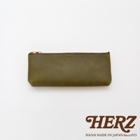 職人手作皮革經典收納筆袋，橄欖綠色，採用柔軟皮革製作，配有金色拉鍊，簡約設計，適合收納文具。