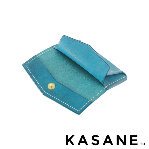 北海道KASANE品牌職人手作義大利Margot皮革迷你雙折短夾，藍綠色皮革，內部細節，以白色為背景。