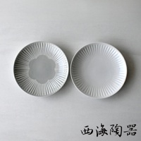 兩個波佐見燒花 FUWARI 兩件式主食盤，一個為淺灰色，另一為淺白色。盤子表面有放射狀的壓紋，中間區域呈現花朵的輪廓。