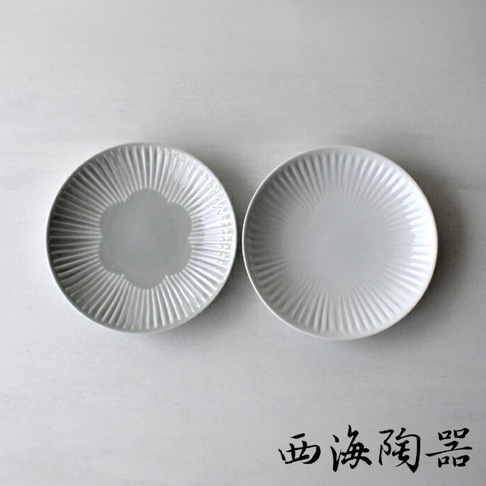 兩個波佐見燒花 FUWARI 兩件式主食盤，一個為淺灰色，另一為淺白色。盤子表面有放射狀的壓紋，中間區域呈現花朵的輪廓。