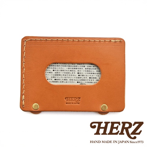 日本HERZ品牌手工皮革卡夾，棕色，配有黃銅釦，中央壓印品牌標誌及產地字樣。