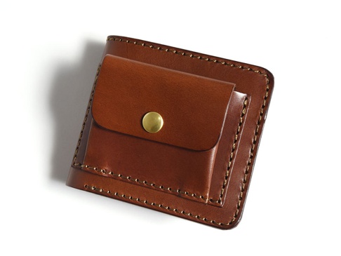 職人手作咖啡色雙折皮革短夾，外附一個帶有黃銅按扣的零錢袋，邊緣有明顯的縫線。