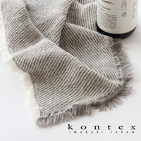 SWELL 質感流蘇鬆餅紋浴巾，以灰色與白色交織的紋理呈現，材質柔軟，邊緣帶有細緻的流蘇裝飾，展現精緻工藝。