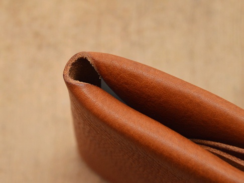 職人手作皮革Organ雙開卡片收納夾，呈現自然棕色調，材質為真皮，注重皮革的紋理與細緻的縫線。