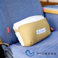 JOURNEY 旅行便攜枕，採用米白色與卡其色拼接設計，布料材質，枕套上印有「Life is a great JOURNEY.」標誌，放置於藍色車用座椅上。