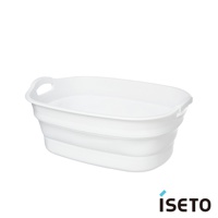 白色可伸縮浴盆，採用柔軟耐用的塑膠材質製成，兩側有方便提握的把手，底部設計可折疊收納。