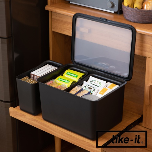 like-it 品牌手提式居家萬用分隔收納盒，黑色，內部裝有餅乾、穀物棒和穀物麥片等小包裝食品。