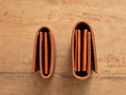 兩個棕色皮革證件夾並排，展示其內部隔層。