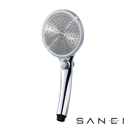 金屬質感的銀色三榮品牌手持式蓮蓬頭，圓形噴水面板佈滿整齊的細小噴嘴，握把處設計有按壓式止水開關，呈現現代簡約的衛浴設備外觀，右下角標示有品牌名稱 SANEI。