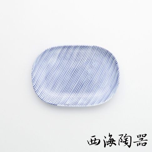 一個波佐見燒十草紋橢圓餐盤，盤面呈現細緻的藍色斜向線條紋路，材質為陶瓷。