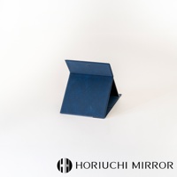 NAPURE 桌上型2Way折疊化妝鏡，採用皮革材質，呈現深藍色，鏡面可折疊支撐，方便擺放。