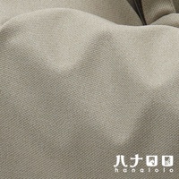 米白色布料紋理特寫，呈現細緻織法，布料表面有自然皺褶，下方為品牌logo。