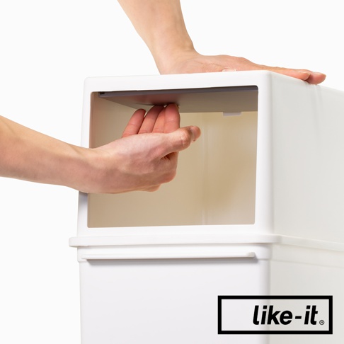 白色長版可疊垃圾桶，前端有推蓋設計，顯示一只手正在操作推蓋。