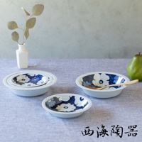 波佐見燒藍花紋四件式深碟盤組，包含大小不同的三個碟盤，皆為白色陶瓷，內側印有藍色與白色的花卉圖案。其中一個碟盤內放有木製叉子。