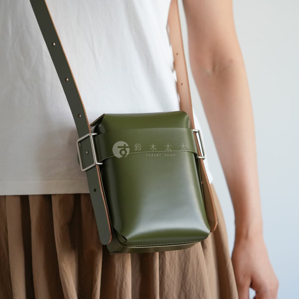 FABRIK 皮革可拆式多用途迷你斜背包，採用綠色皮革材質，搭配棕色肩帶，展現簡約時尚風格。