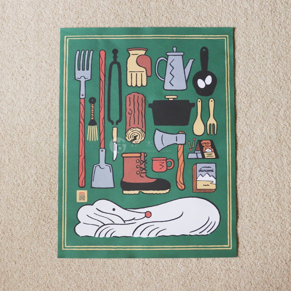 無框帆布海報，背景為綠色，上面繪有營火、烹飪工具、靴子、一隻狗等插畫，風格簡潔，色彩溫馨。