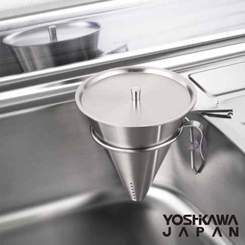 不鏽鋼圓錐形廚餘收納架，帶有附蓋的頂部和底部排水孔，固定在水槽邊緣。