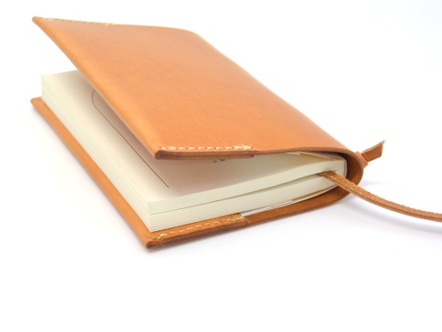 職人手作皮革附繩書套，淺棕色皮革材質，簡約設計，附有皮革細繩作為書籤，可收納小型筆記本。