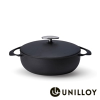 黑色琺瑯鑄鐵鍋，鍋身有兩側提把，鍋蓋中央有一個銀色金屬提把，鍋蓋上有品牌Logo。