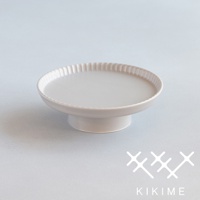 koudai 美濃燒高腳平盤 M，淺灰色，陶瓷材質，盤緣有細緻的放射狀紋路，底部為圓柱形支架。