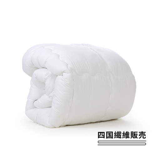 白色雙人SOFAIR無重力空氣被，中棉填充，表面有菱格紋縫線，被子被捲起堆疊，材質看起來蓬鬆柔軟。