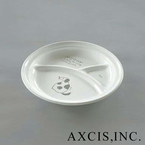 白色琺瑯分隔餐盤，印有灰色卡通狗狗圖案及文字「MY Doggy likes to catch and Run」，盤面有三個分隔區域，其中一個區域印有骨頭圖案。