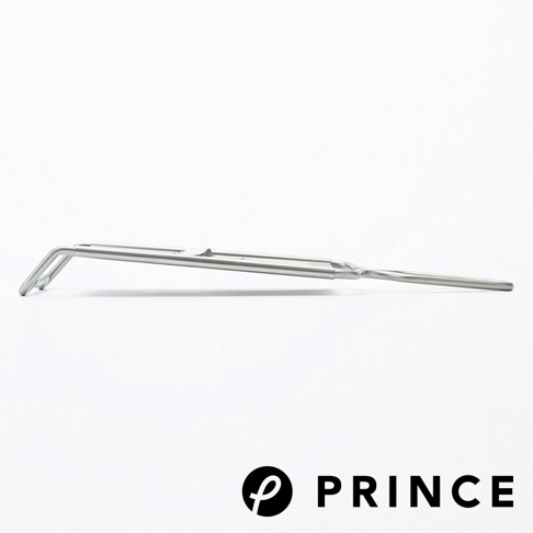 銀色金屬材質的安全刨絲器，整體呈現細長條狀，一端有彎曲的握柄設計，另一端為細長的刨絲口。