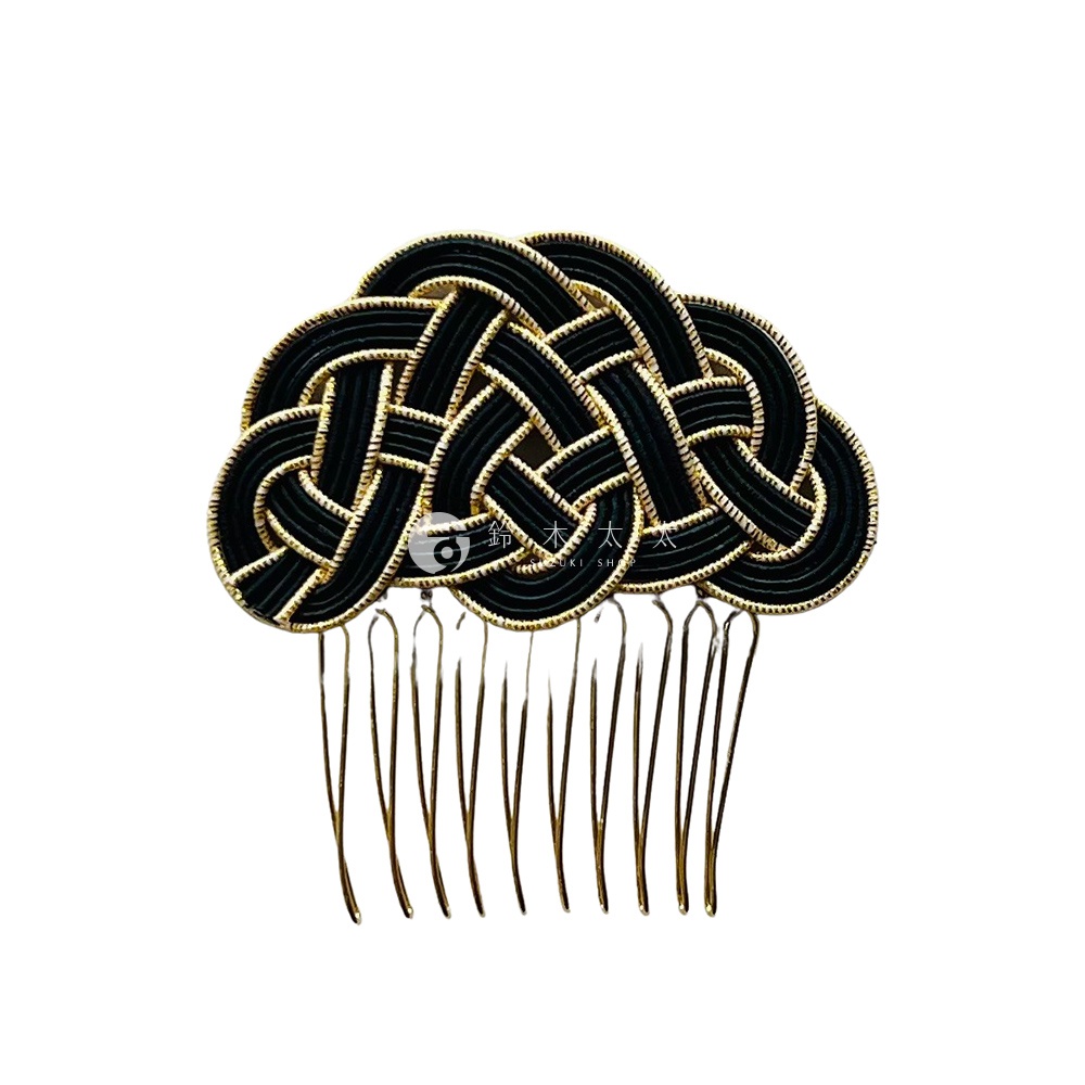 和風水引花結金絲髮叉，以黑色水引繩編織成精緻的結，邊緣鑲有金絲，搭配多根金色金屬髮簪，設計典雅。
