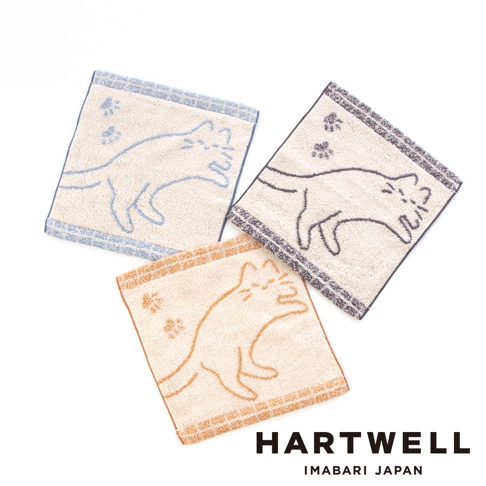 三條正方形的 Hartwell 今治午睡貓咪雙色手帕並排擺放，分別為藍色、灰色與橘色系。每條手帕皆以米白色為底，邊緣配有同色系的格紋裝飾，中央織有可愛的貓咪輪廓圖案與腳印，整體呈現簡約舒適的日式質感。