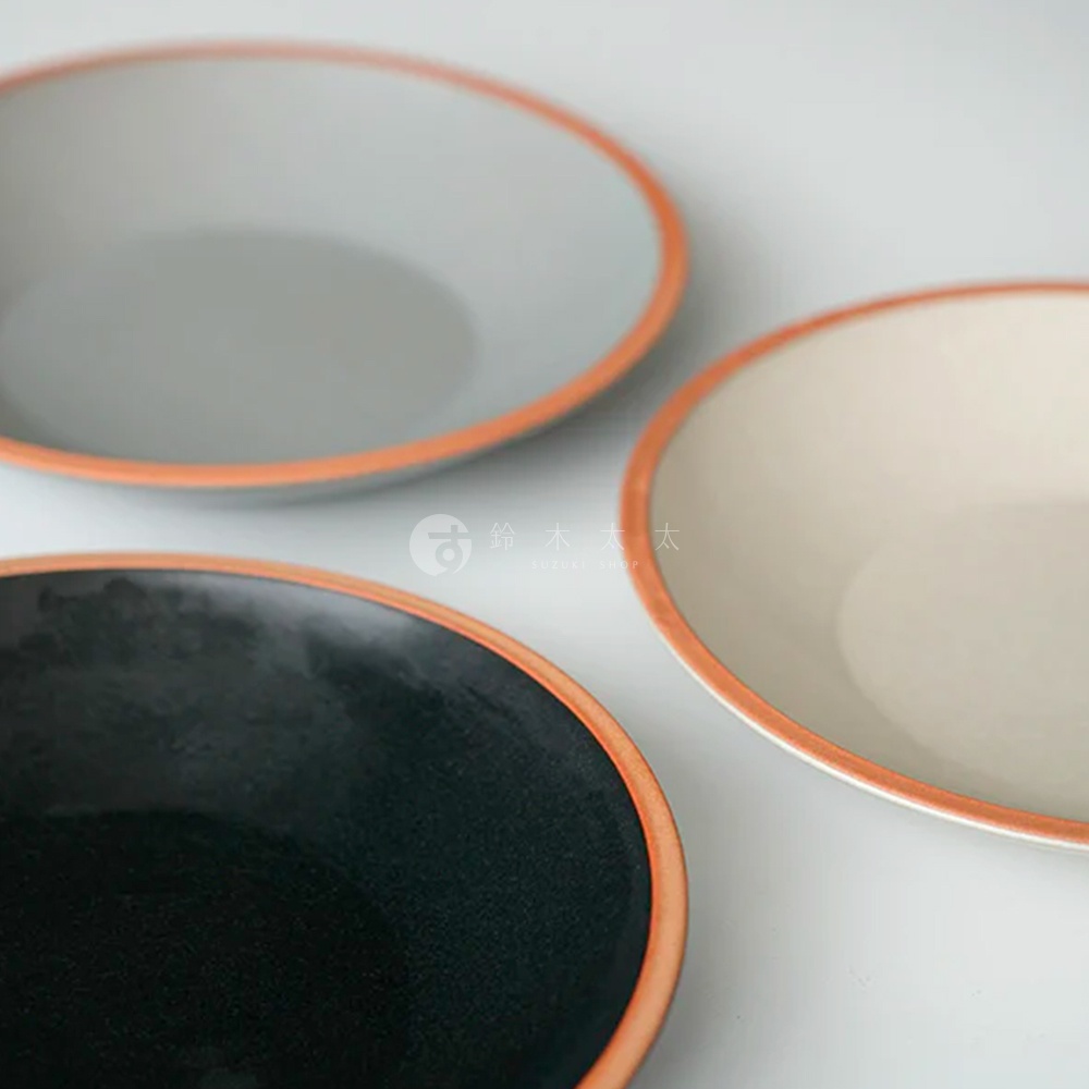 PURE 素燒百搭陶瓷義大利麵盤，共展示三種顏色：黑色、淺灰色和米白色。盤子邊緣有著裸露的陶土色滾邊，整體呈現簡約質樸的風格。