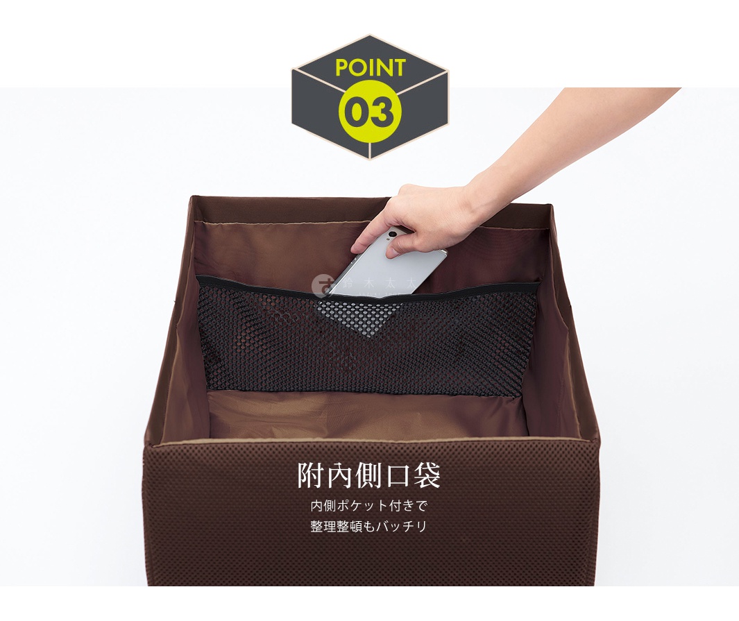 棕色汽車收納靠墊，設有黑色網狀側袋，展示手部將手機放入網袋。