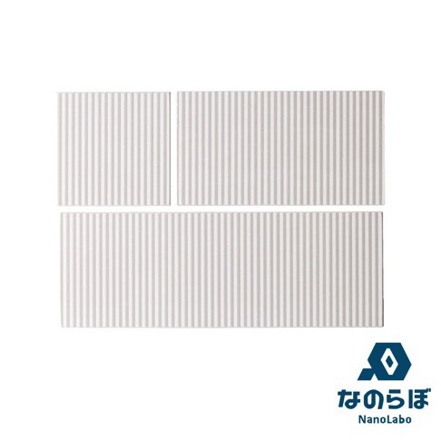 三塊白色珪藻土吸水墊，表面有細緻的垂直壓紋，尺寸分別為小方形、長方形和較大長方形。