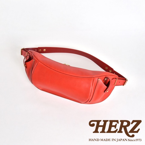 日本HERZ紅色皮革斜背包，HERZ HAND MADE IN JAPAN Since1973