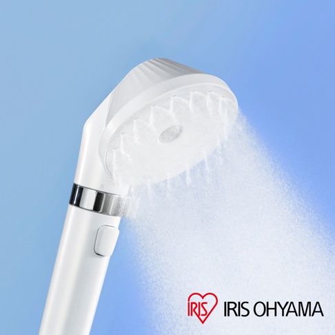IRIS OHYAMA MICOLA 超微細泡蓮蓬頭，白色霧狀水流從蓮蓬頭噴出，下方有品牌標誌。